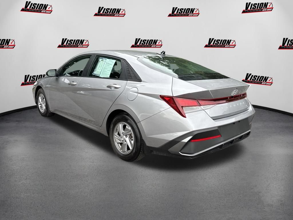 Used 2025 Hyundai Elantra SE FWD image 3