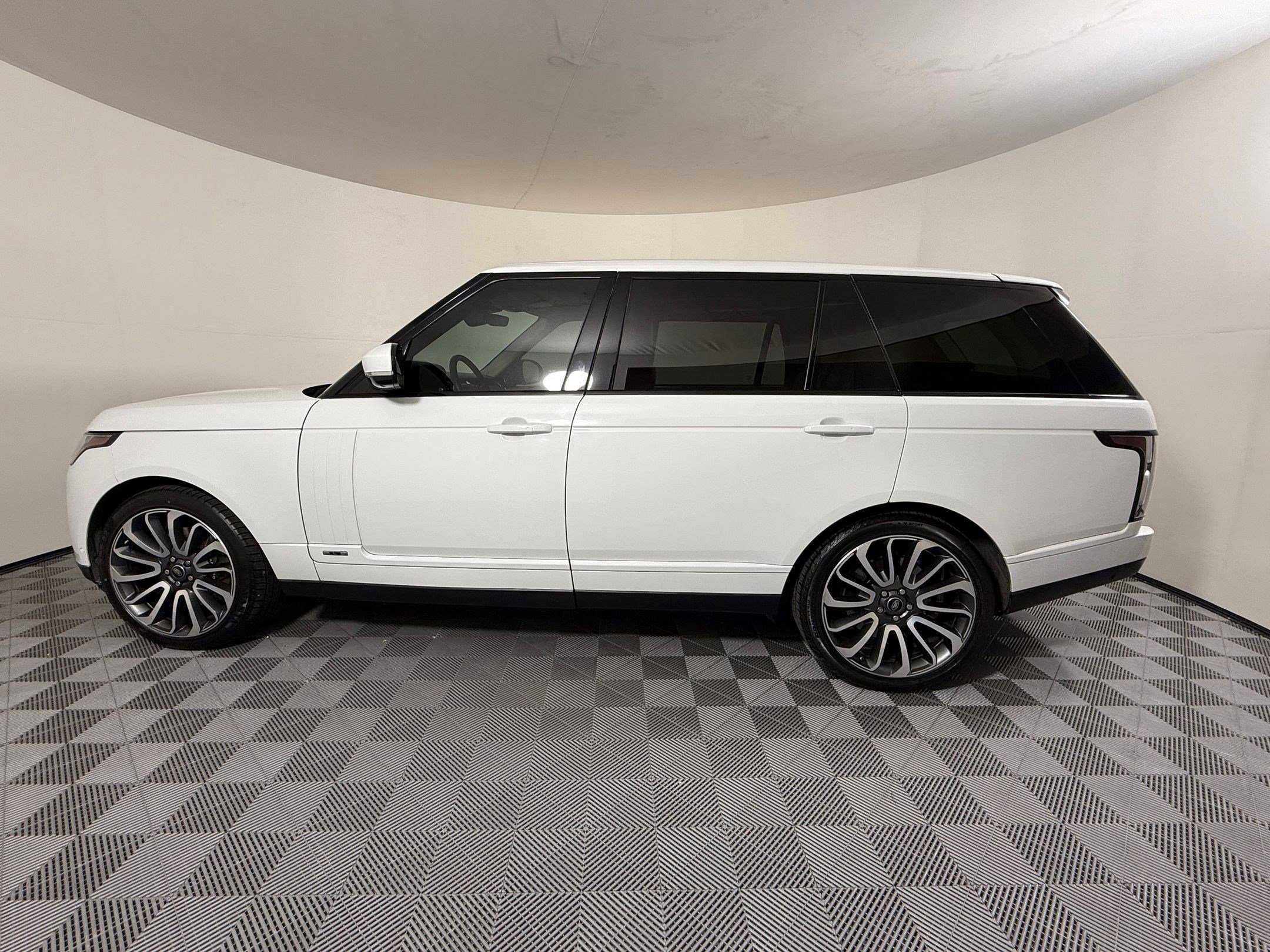 Used 2018 Land Rover Range Rover Long Wheelbase Supercharged image 2
