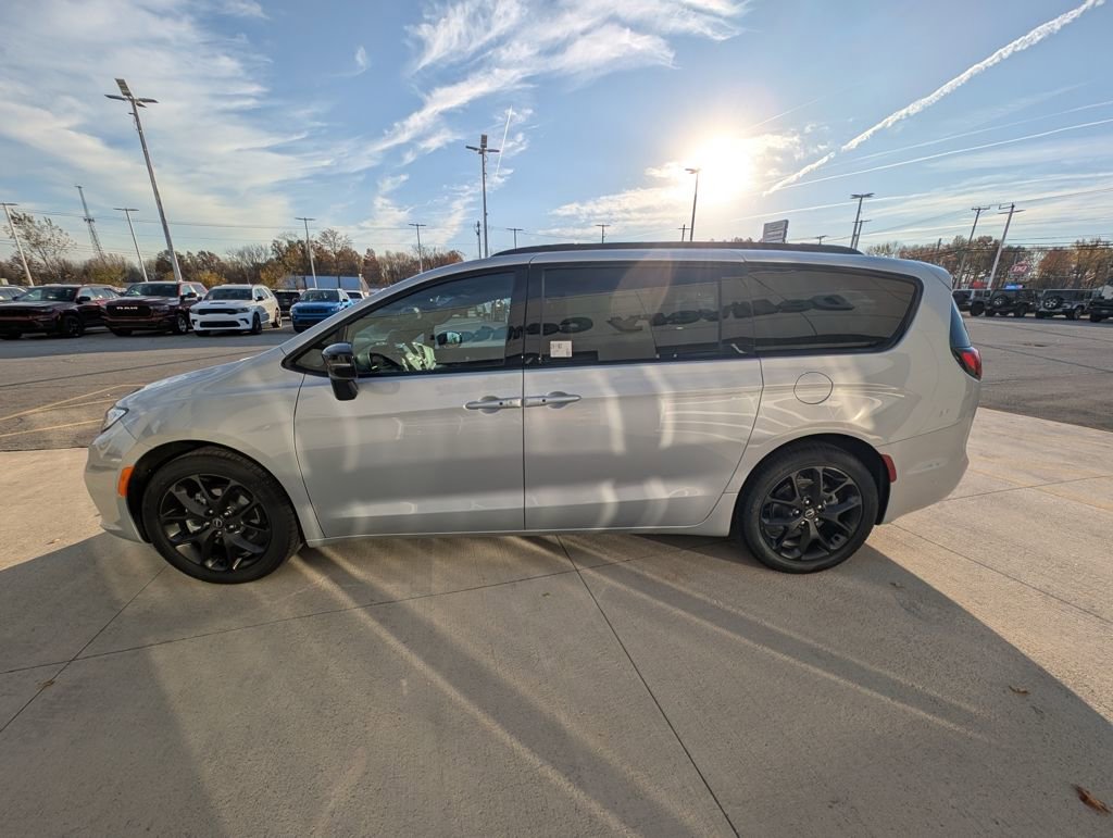 New 2026 Chrysler Pacifica Select w/ S Appearance Package image 8