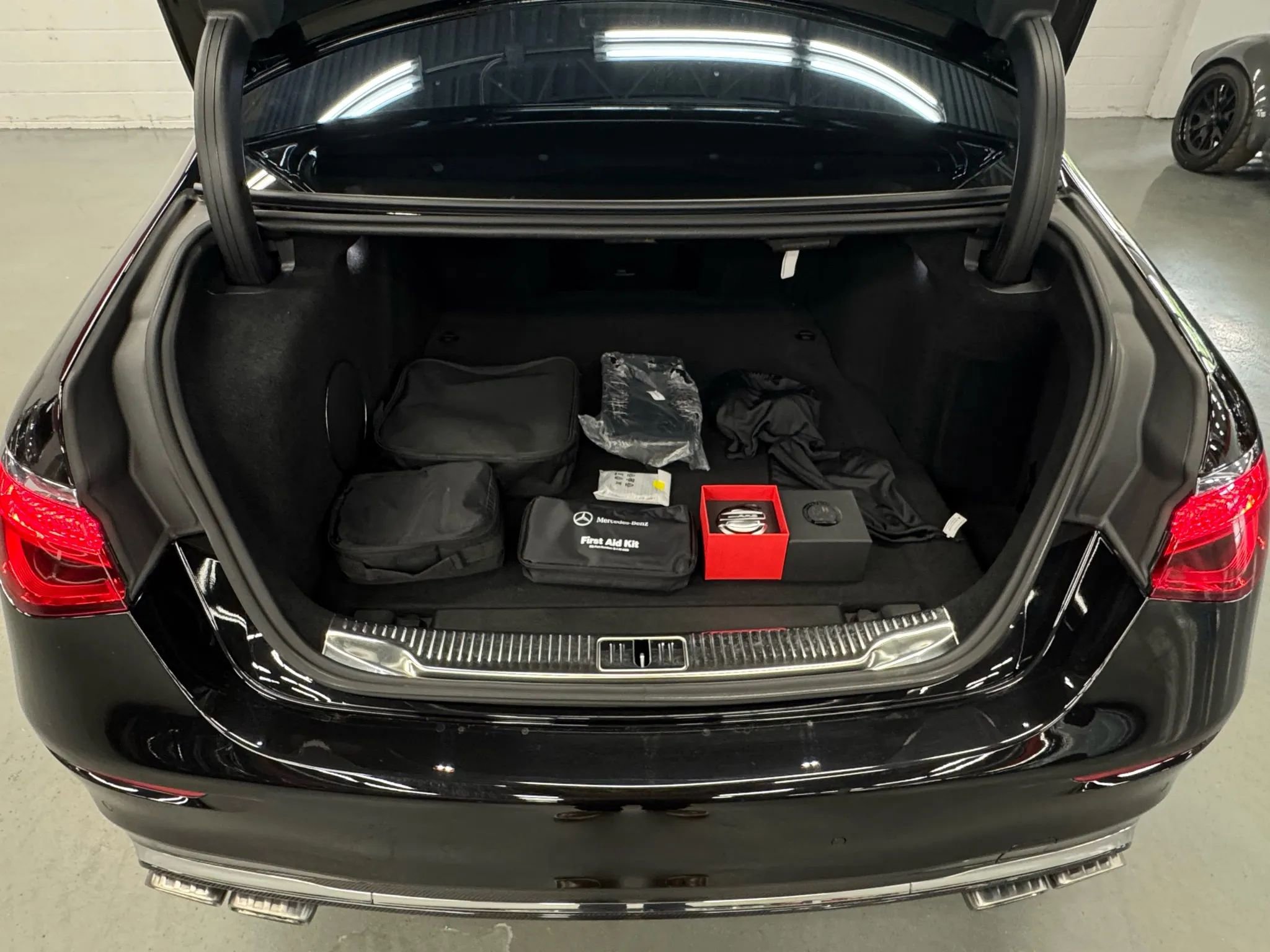 Used 2024 Mercedes-Benz S 63 AMG S w/ Carbon Fiber Exterior Package image 59