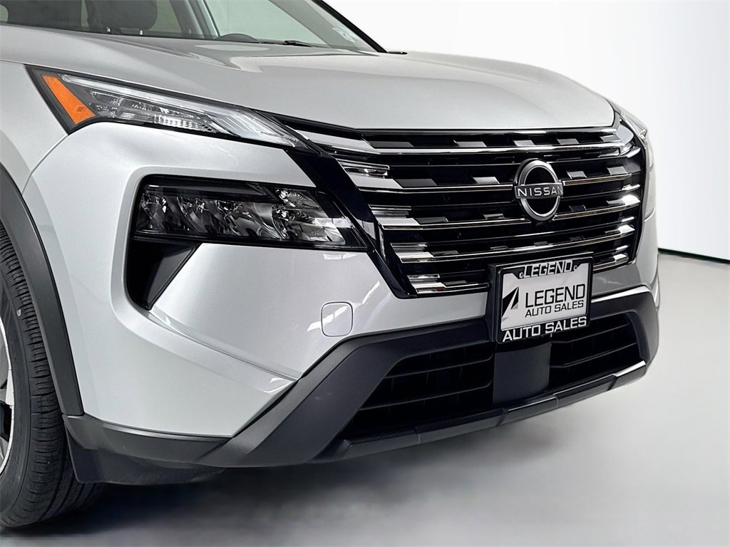 Used 2024 Nissan Rogue SV image 3