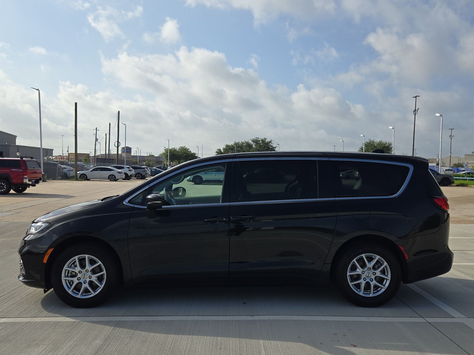 Used 2023 Chrysler Pacifica Touring-L FWD image 7