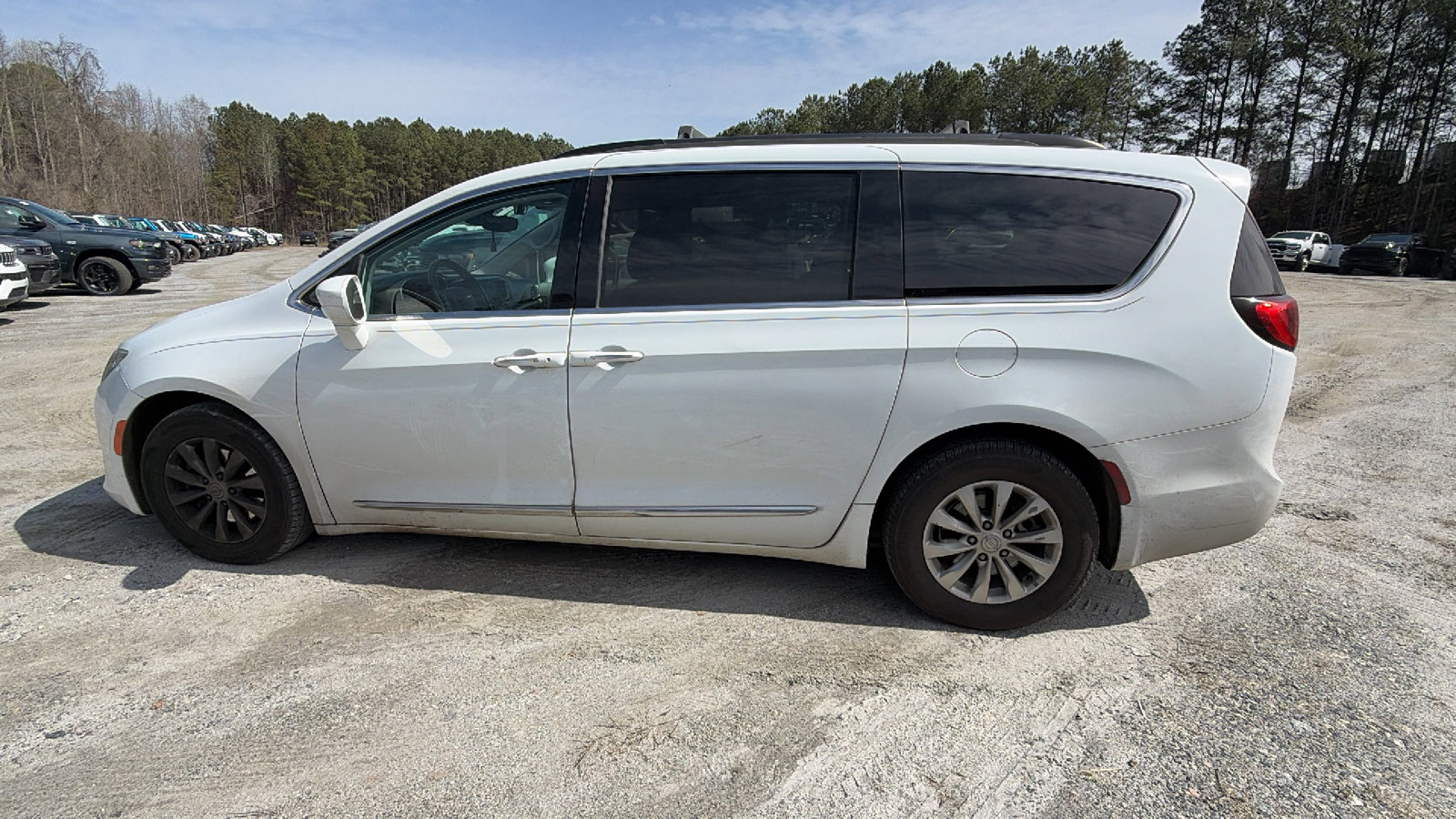 Used 2017 Chrysler Pacifica Touring-L image 11