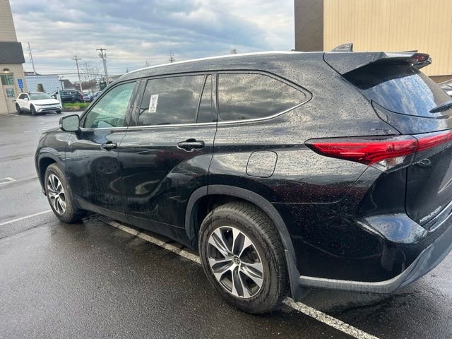 Used 2021 Toyota Highlander XLE AWD/4WD image 1