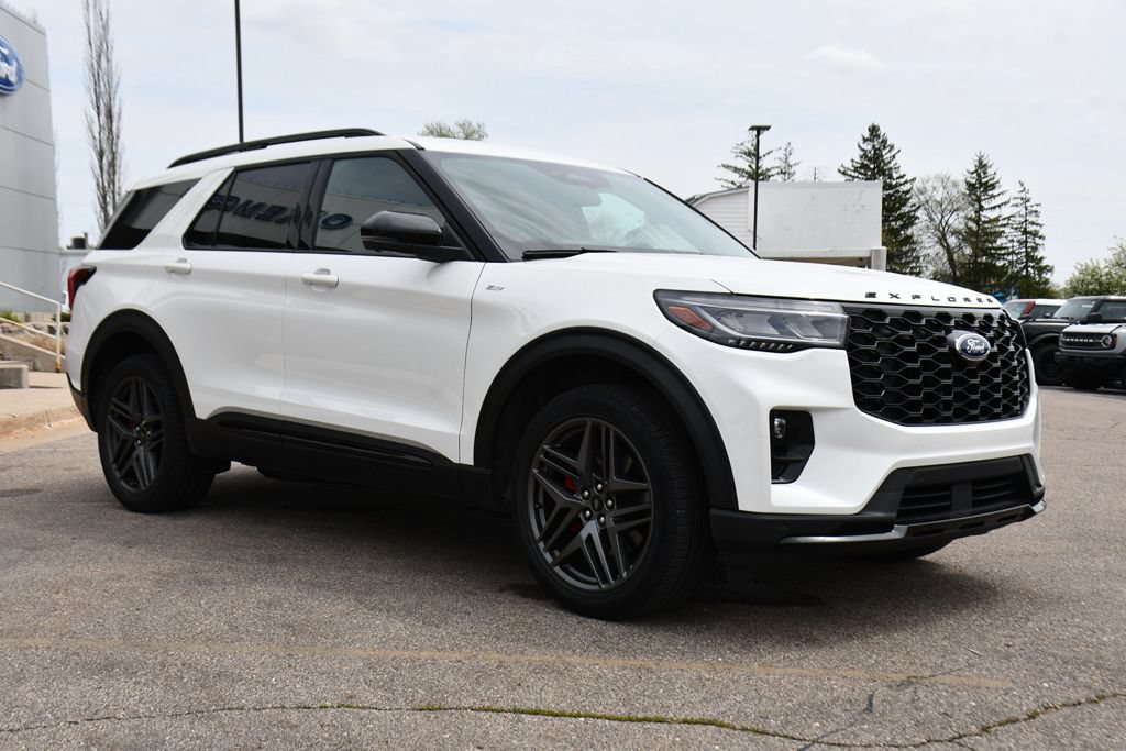 Used 2025 Ford Explorer ST-Line w/ ST-Line Street Pack AWD/4WD image 9