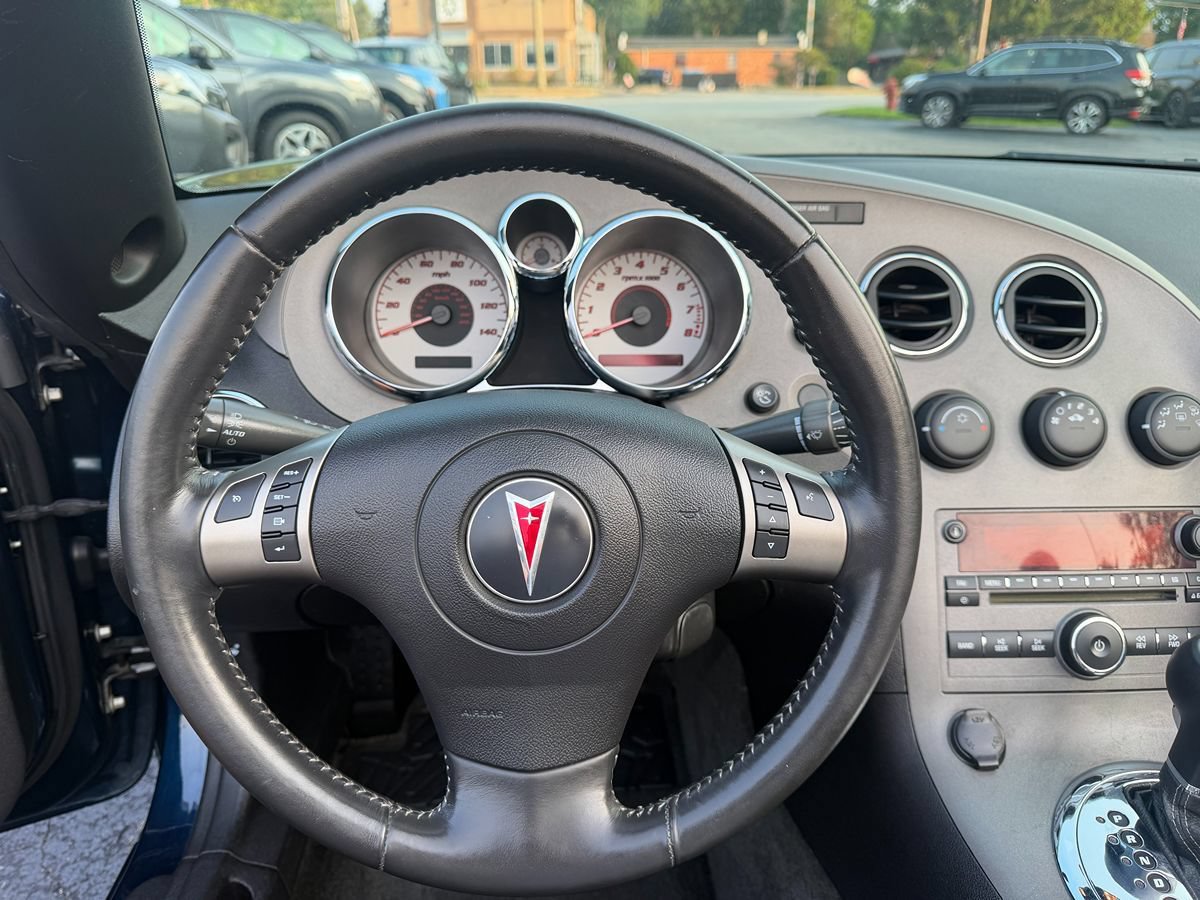 Used 2006 Pontiac Solstice Convertible w/ Premium Package RWD image 8