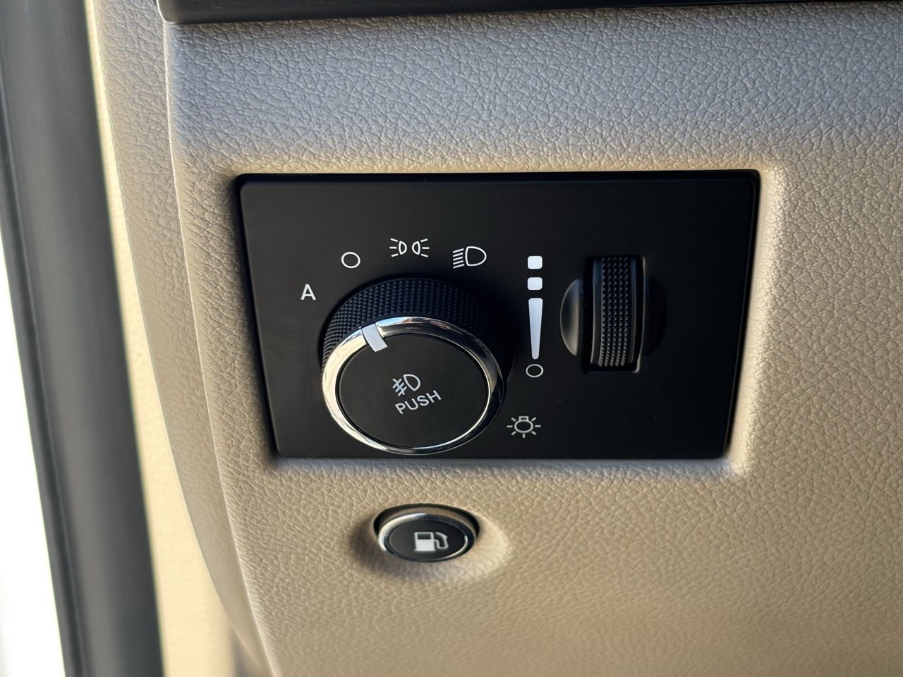 Used 2021 Jeep Grand Cherokee Laredo AWD/4WD image 29