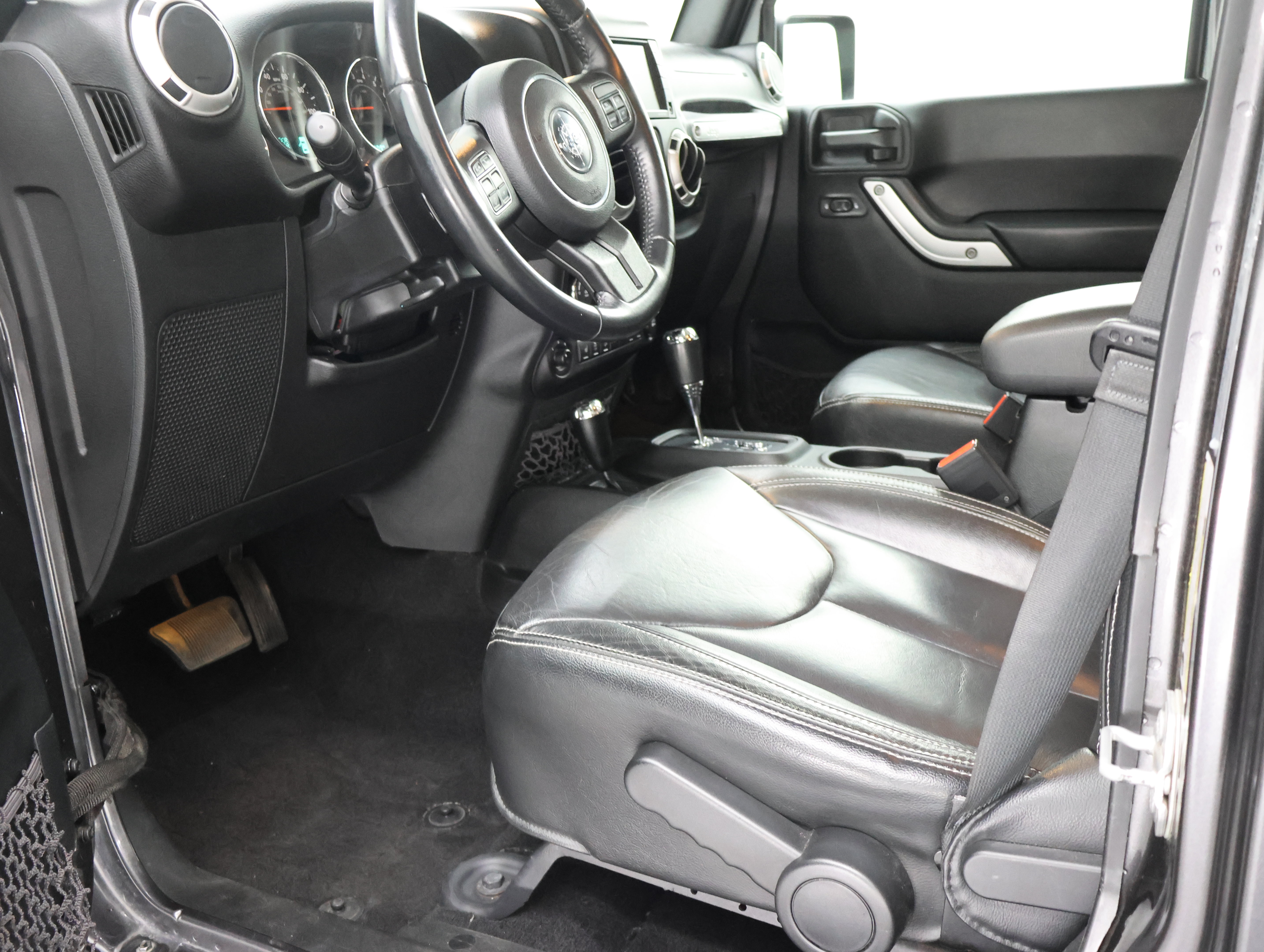 Used 2017 Jeep Wrangler Unlimited Sahara w/ Connectivity Group AWD/4WD image 8
