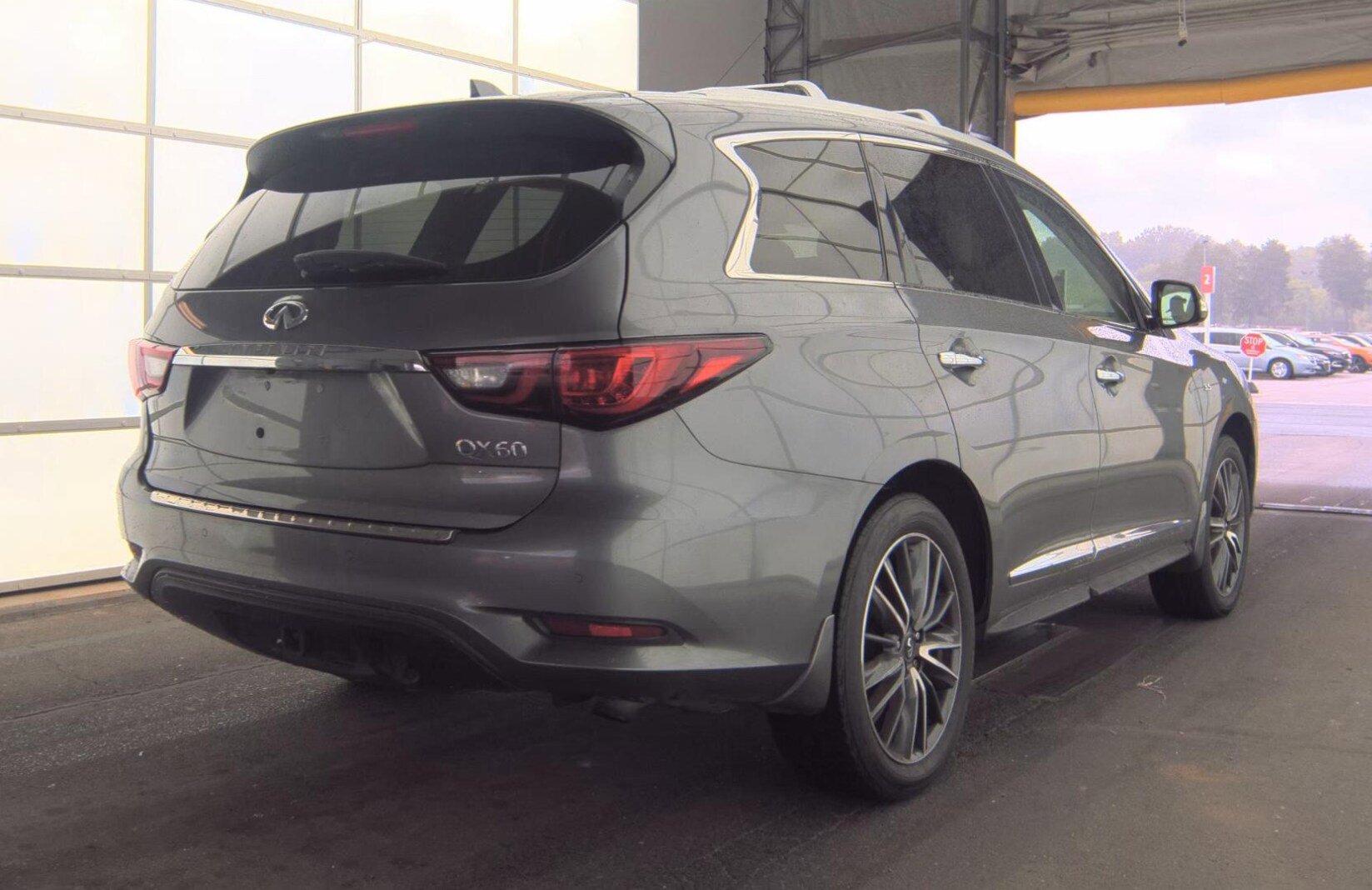 Used 2020 INFINITI QX60 Luxe w/ Sensory Package FWD image 3