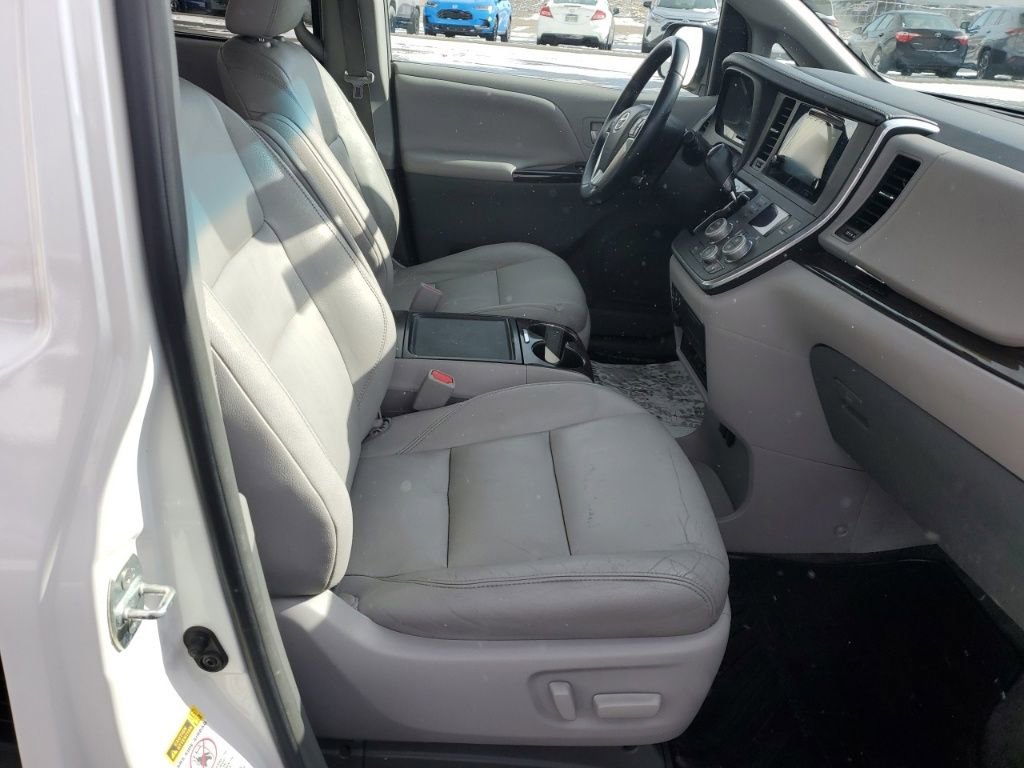 Used 2015 Toyota Sienna LE image 29