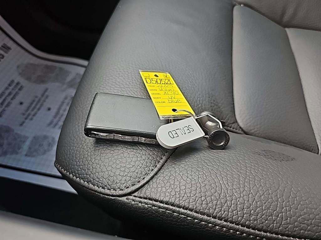 Used 2025 Volvo XC90 B6 Plus image 16