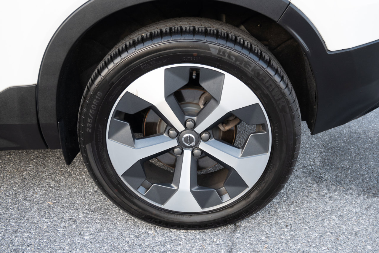 Used 2023 Volvo XC40 B5 Plus image 14