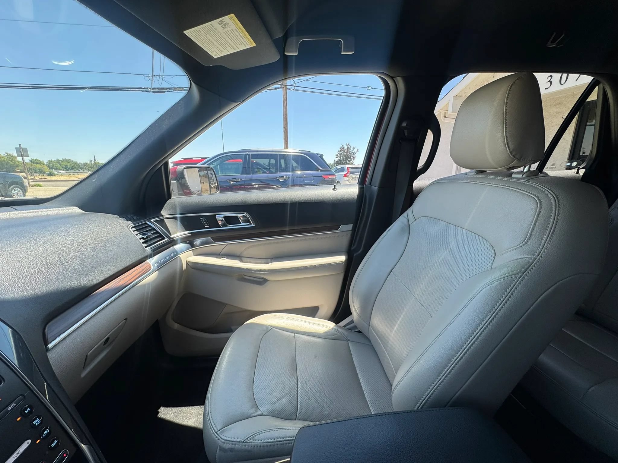 Used 2019 Ford Explorer Limited w/ Class III Trailer Tow Package FWD image 16