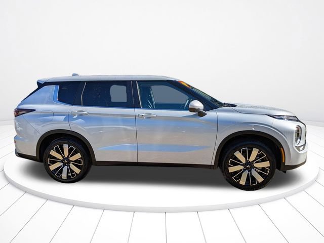 New 2026 Mitsubishi Outlander SE image 3