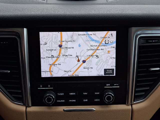 Certified 2018 Porsche Macan AWD/4WD image 20