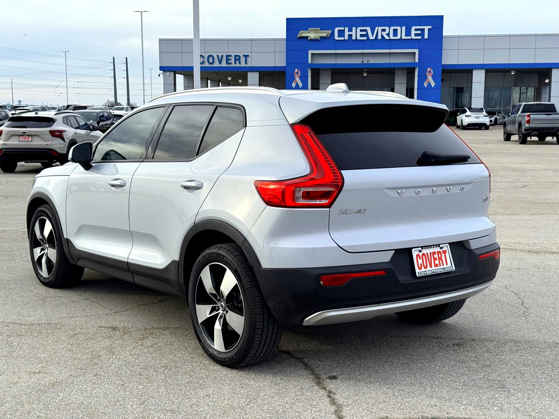 Used 2022 Volvo XC40 T5 Momentum w/ Premium Package image 9