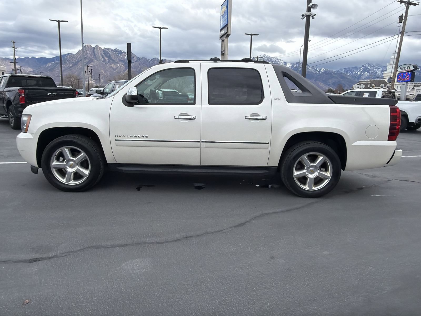 Used 2011 Chevrolet Avalanche LTZ image 3