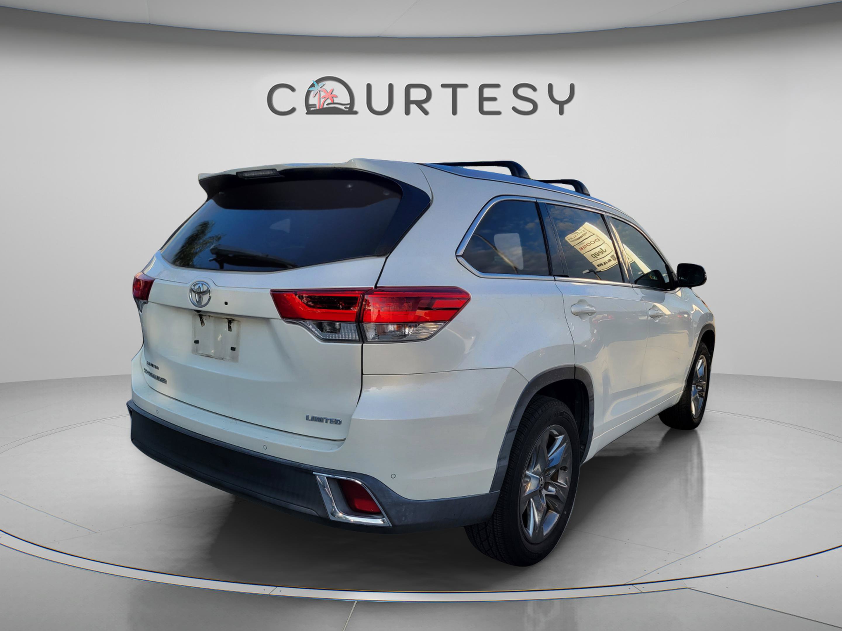 Used 2018 Toyota Highlander Limited Platinum FWD image 3