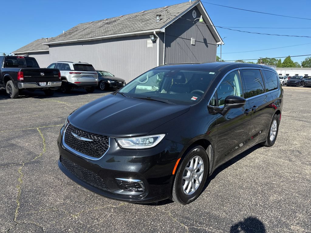 Used 2023 Chrysler Pacifica Touring-L FWD video 1