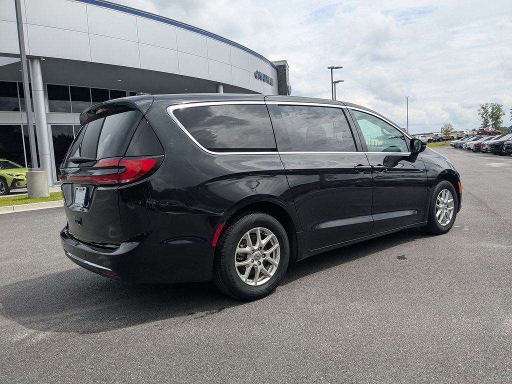 Used 2023 Chrysler Pacifica Touring-L FWD image 4