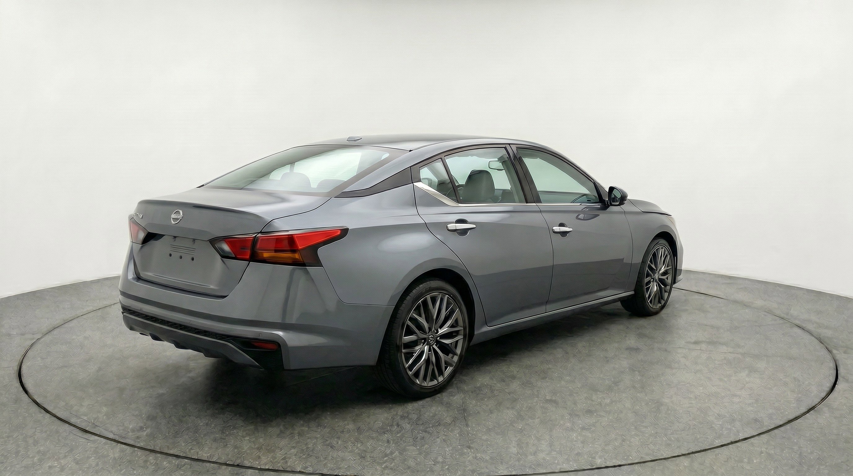 Used 2025 Nissan Altima 2.5 SV FWD image 9