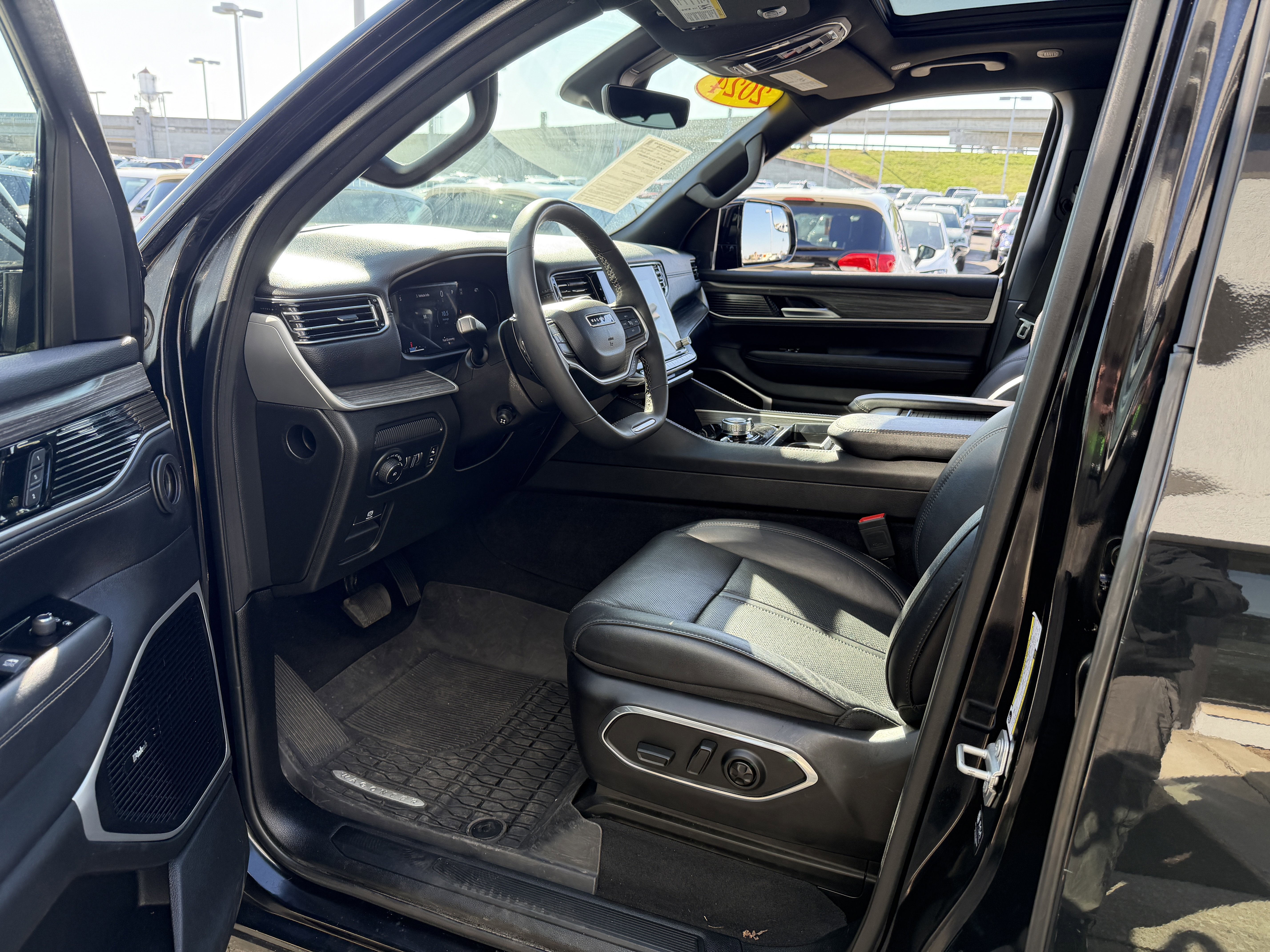 Used 2024 Jeep Wagoneer L Series III w/ Premium Group I image 33