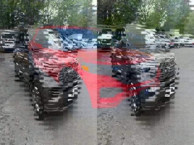 Used 2022 Ford Explorer XLT w/ Equipment Group 202A image 3