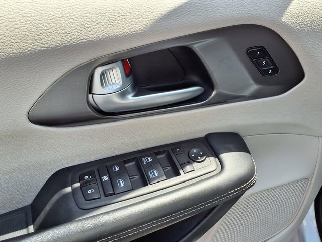 Used 2024 Chrysler Pacifica Touring-L FWD image 17