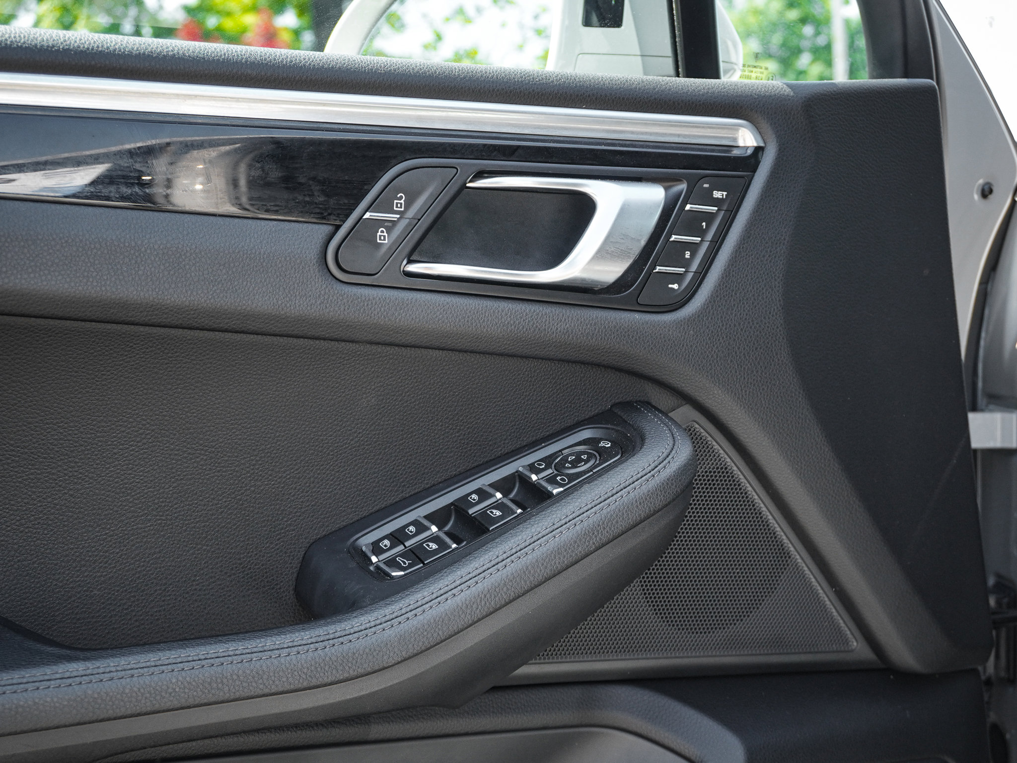 Used 2025 Porsche Macan AWD/4WD image 15