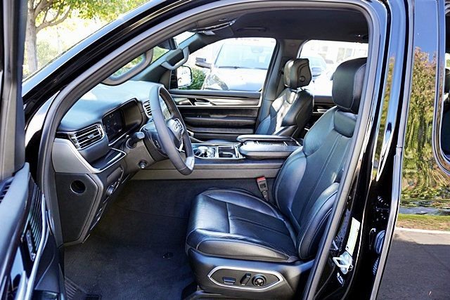 Used 2023 Jeep Wagoneer 2WD image 19