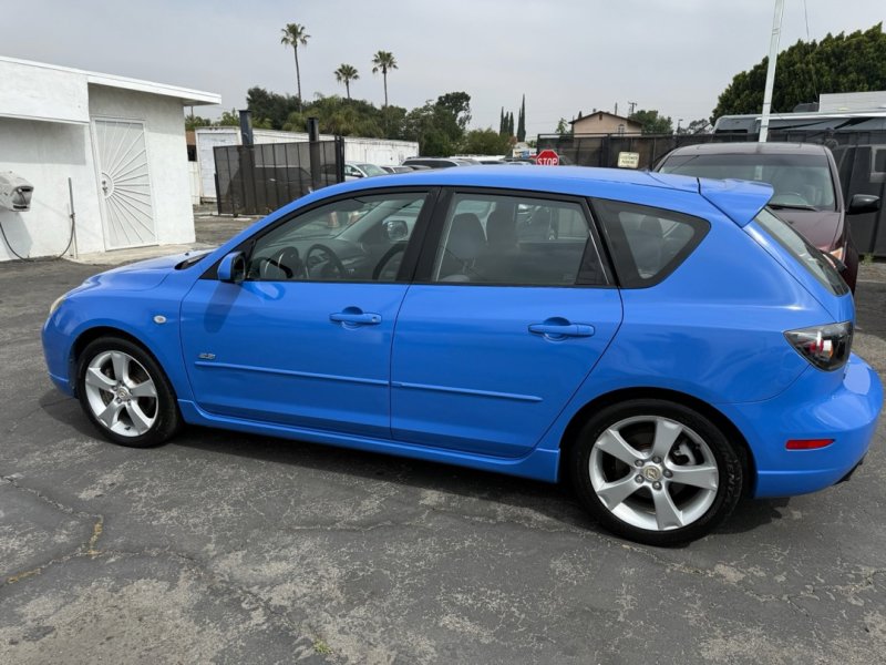 Used 2005 MAZDA MAZDA3 s w/ Moonroof & 6-CD Pkg FWD image 13