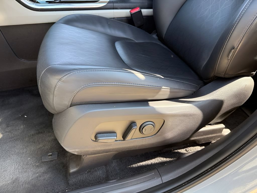 Used 2024 Kia Carnival EX FWD image 16