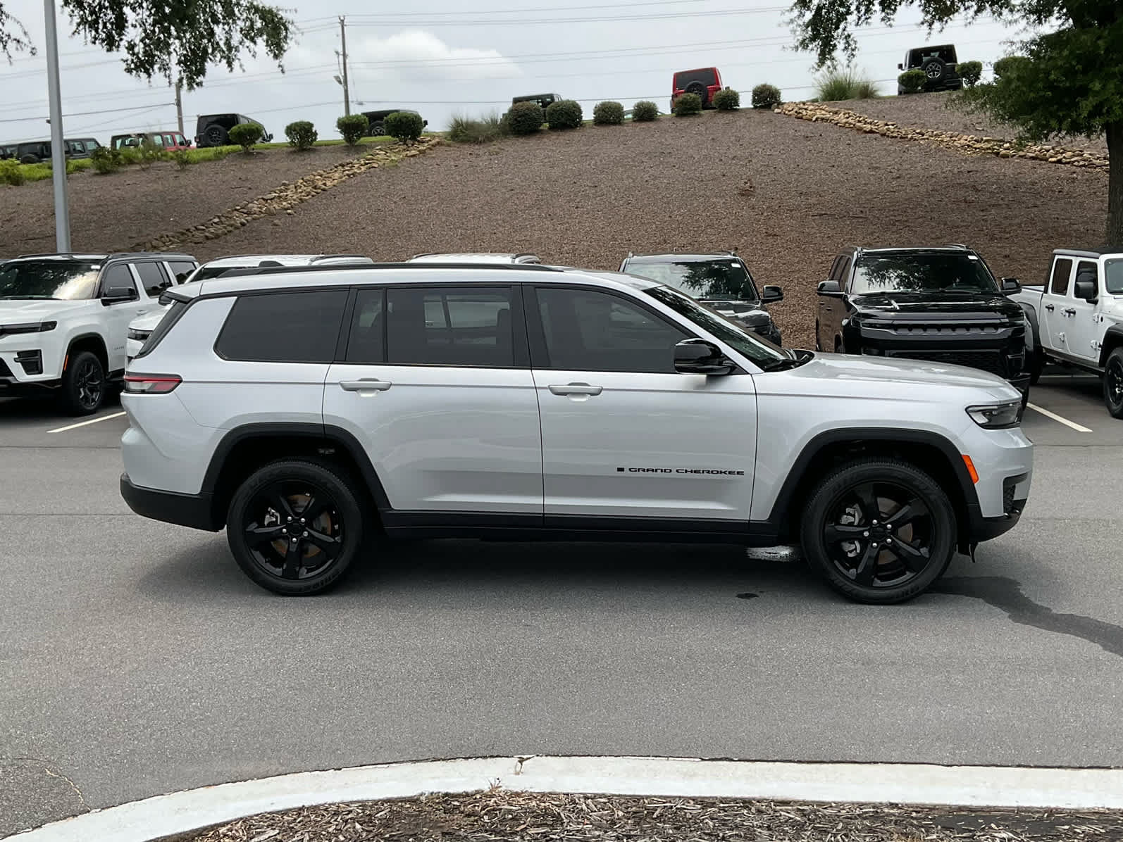Used 2023 Jeep Grand Cherokee L Laredo RWD image 6