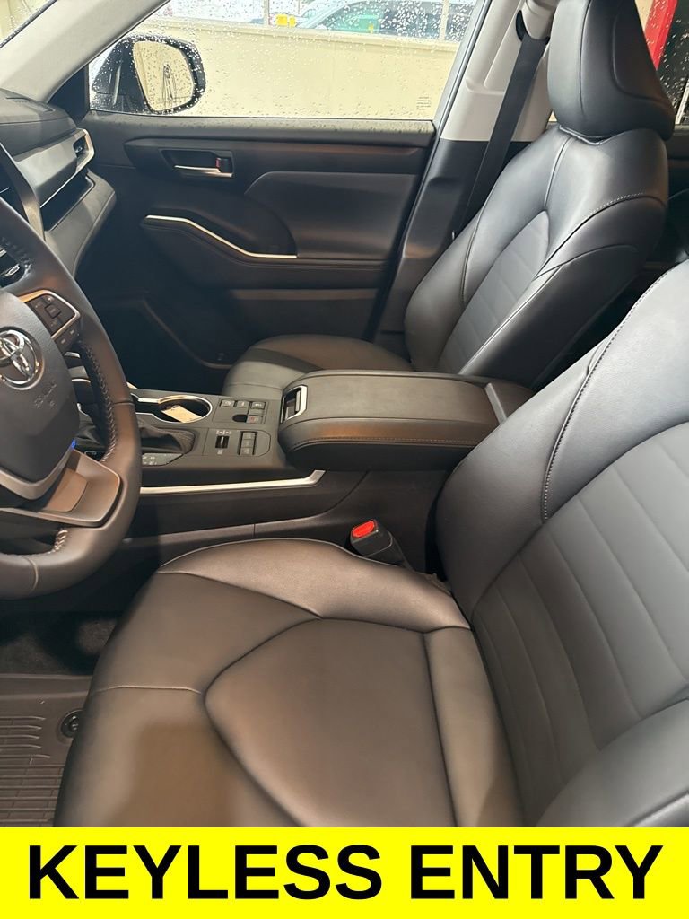 Used 2025 Toyota Highlander AWD image 9