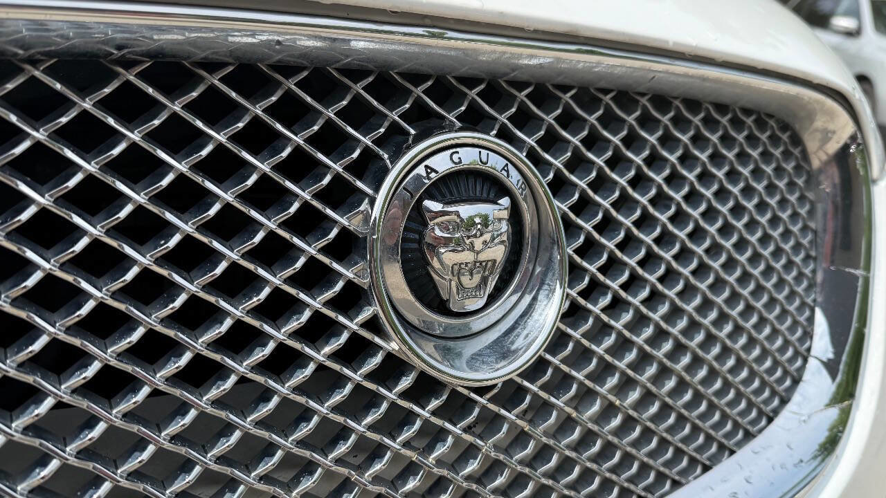 Used 2013 Jaguar XF RWD image 6