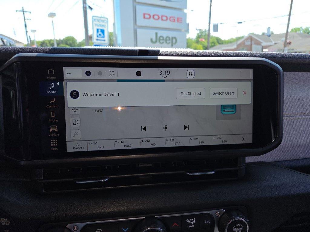 Certified 2025 Jeep Gladiator Sport AWD/4WD image 16
