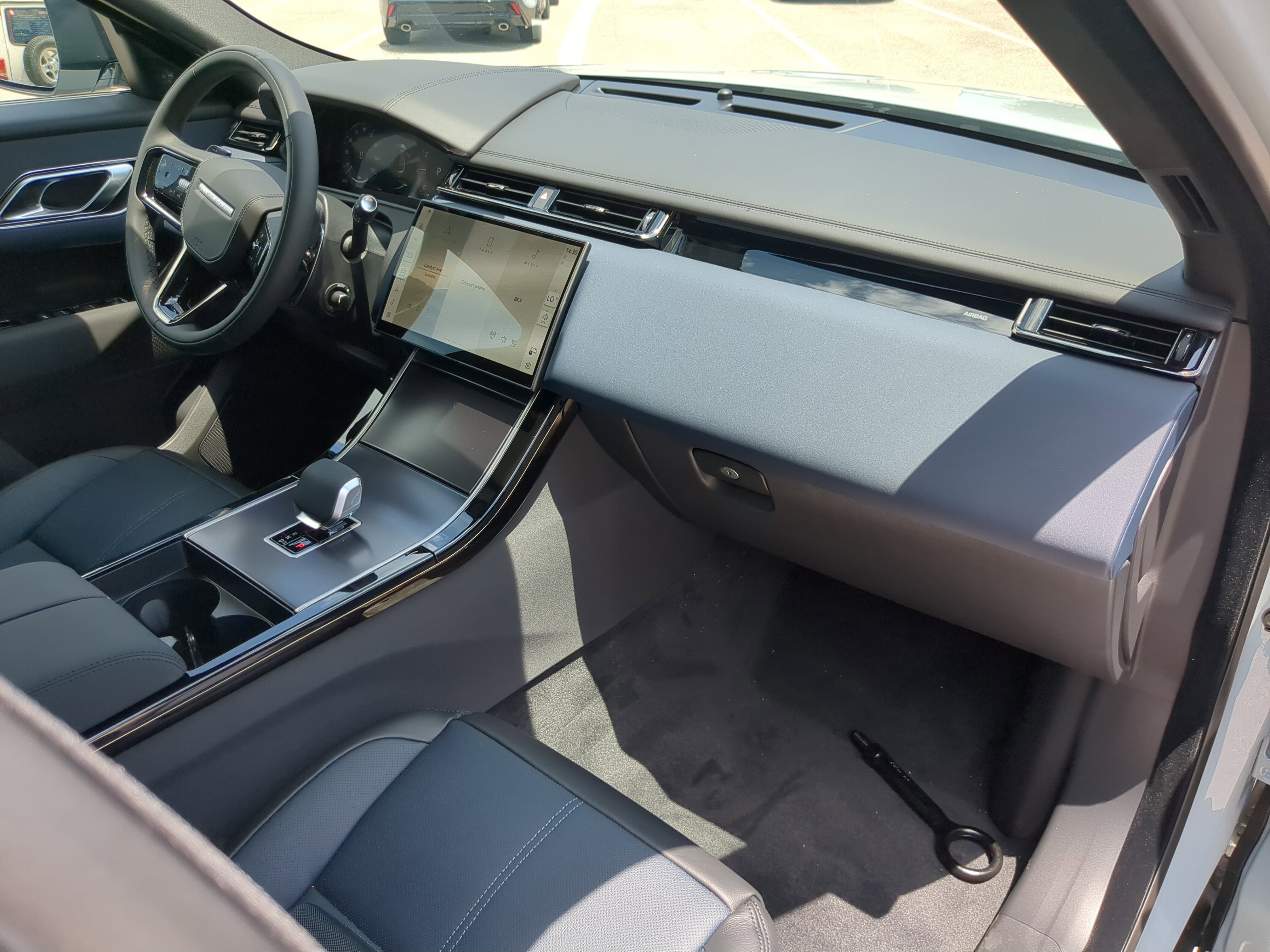 New 2026 Land Rover Range Rover Velar Dynamic SE image 11