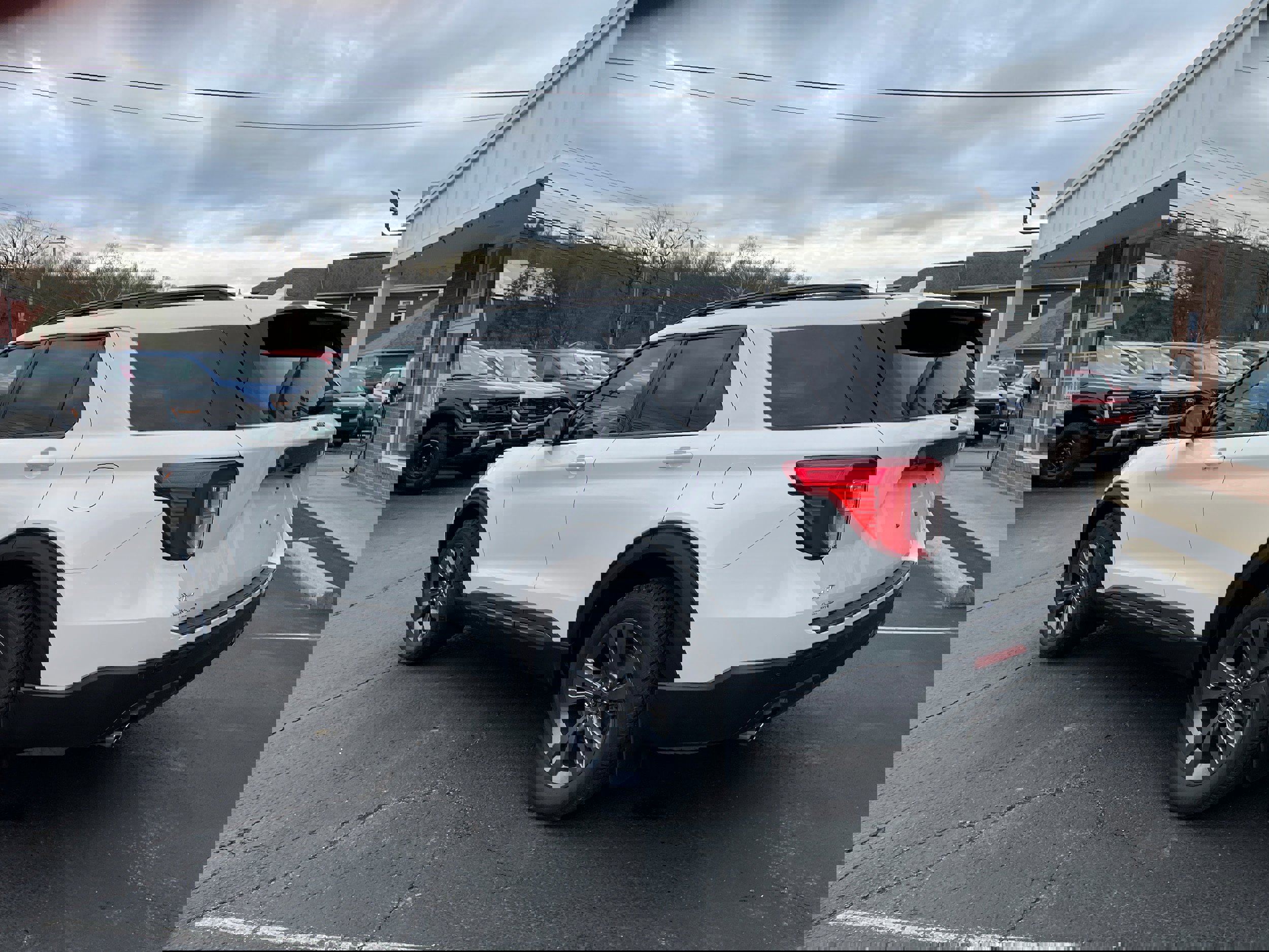 Used 2021 Ford Explorer XLT w/ Equipment Group 202A image 8