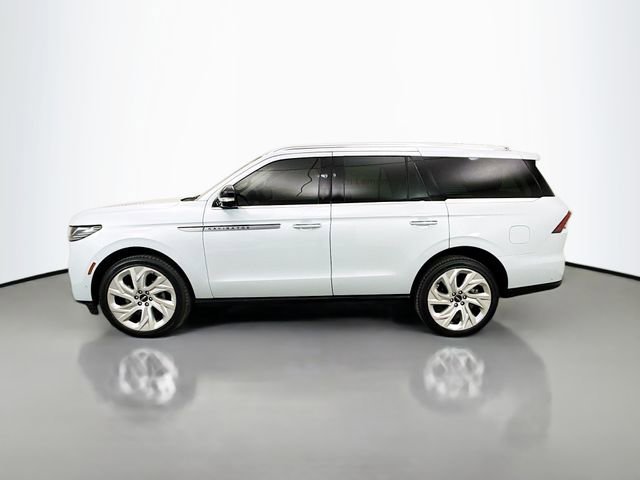 Used 2025 Lincoln Navigator Reserve AWD/4WD image 4