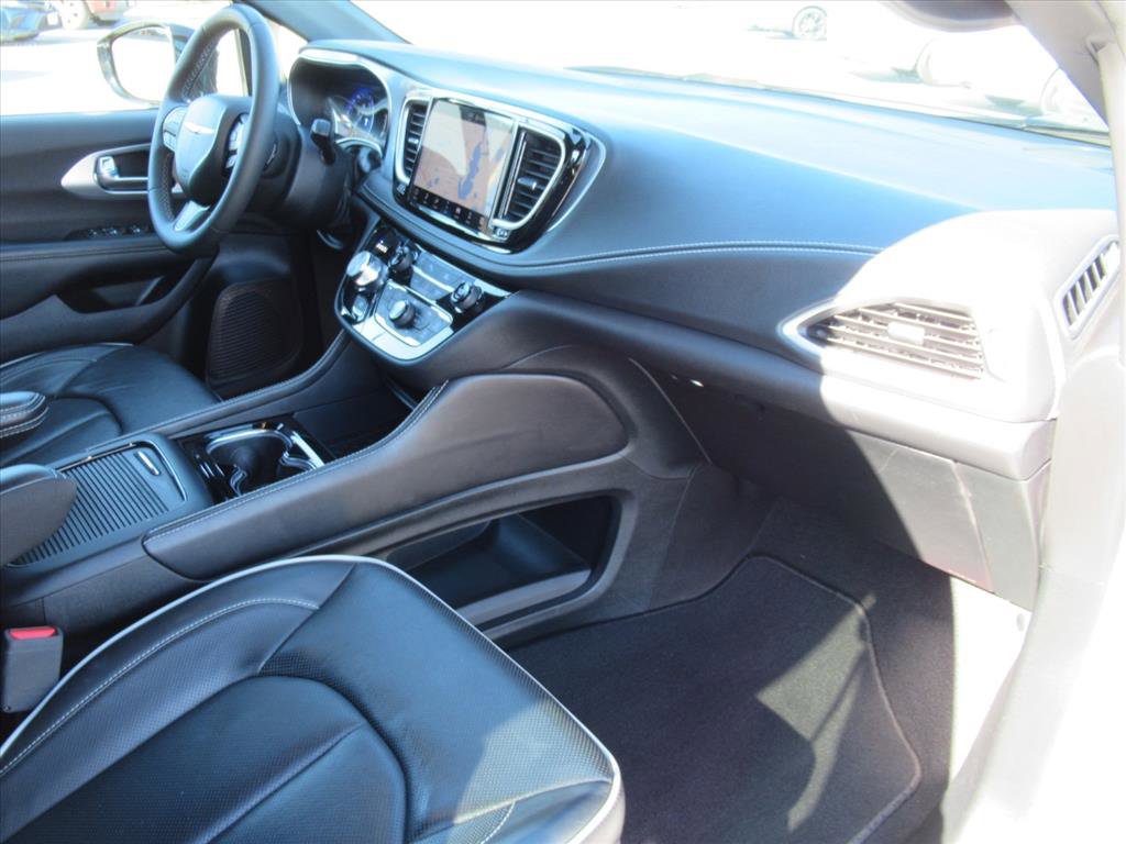 Used 2025 Chrysler Pacifica Limited image 9