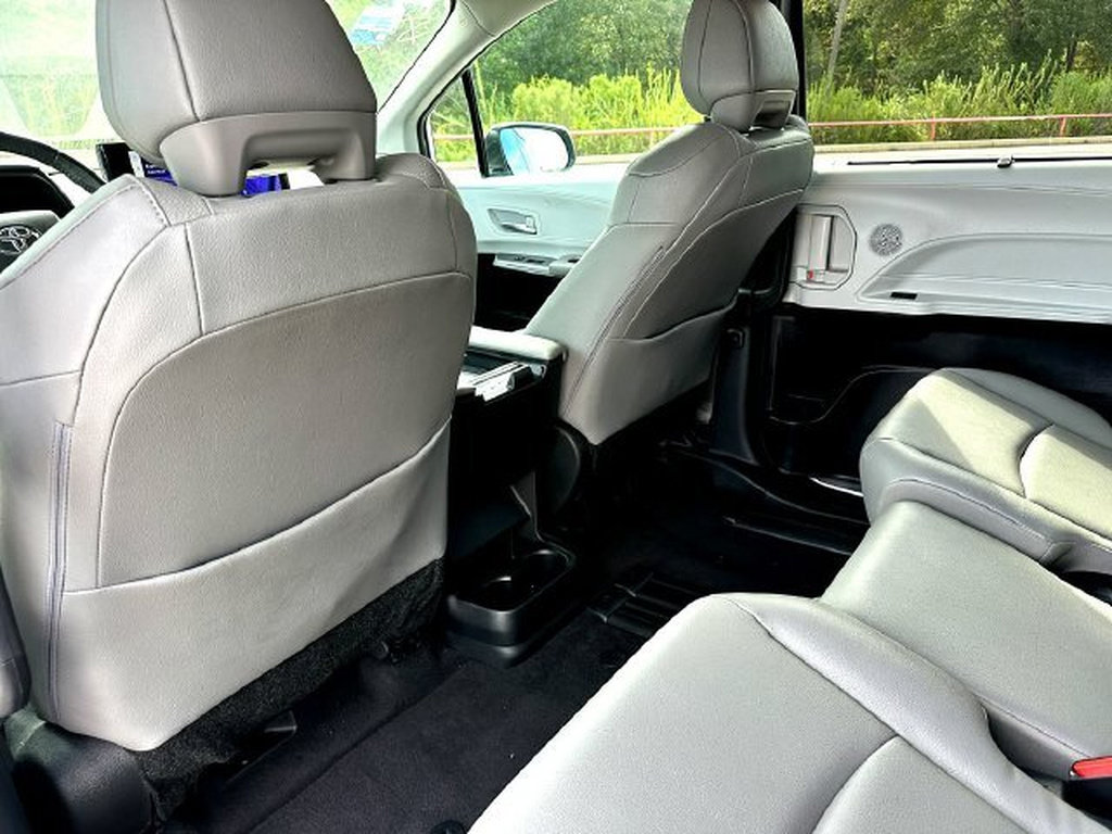 Certified 2025 Toyota Sienna XLE FWD image 20
