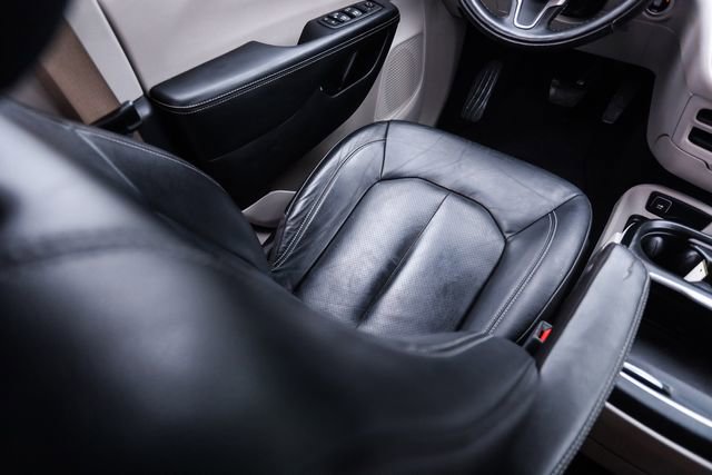 Used 2022 Chrysler Pacifica Touring-L w/ Uconnect Theater Family Group FWD image 26