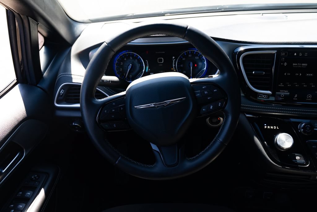 Used 2021 Chrysler Pacifica Touring w/ S Appearance Package FWD image 11