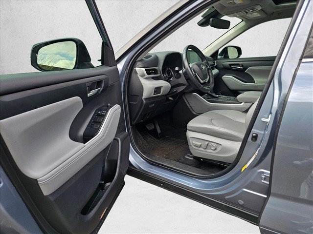 Used 2022 Toyota Highlander XLE AWD/4WD image 22