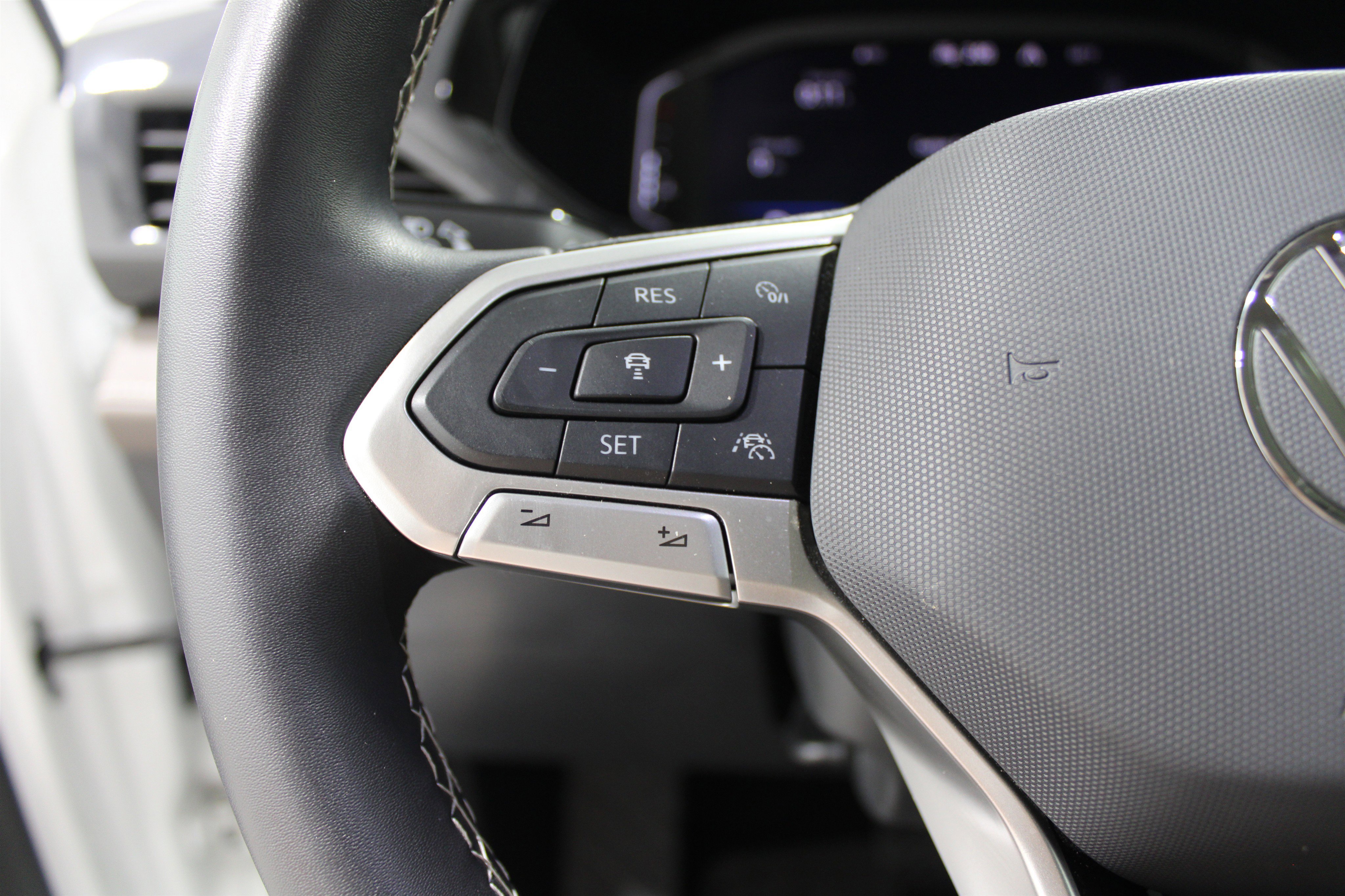 Used 2024 Volkswagen Taos SEL image 10