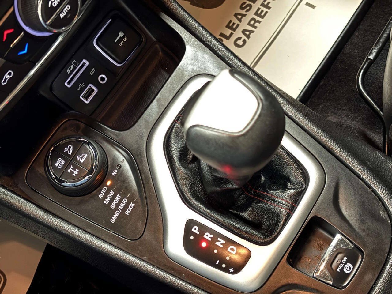 Used 2017 Jeep Cherokee Trailhawk AWD/4WD image 27