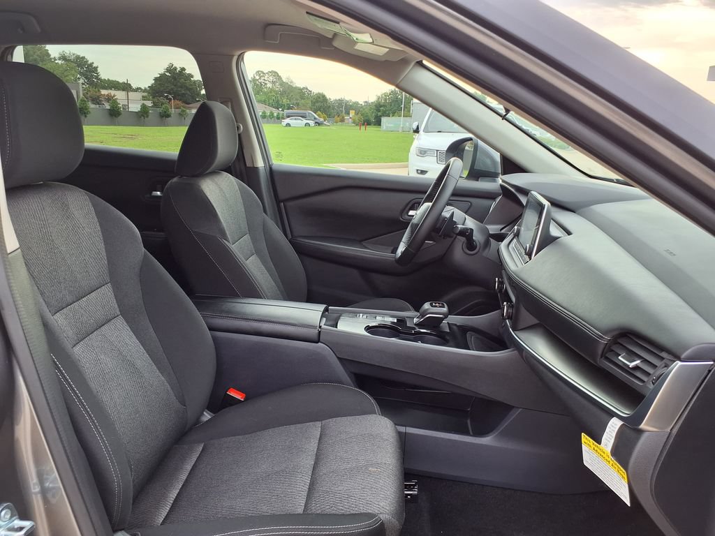Used 2025 Nissan Rogue SV FWD image 32