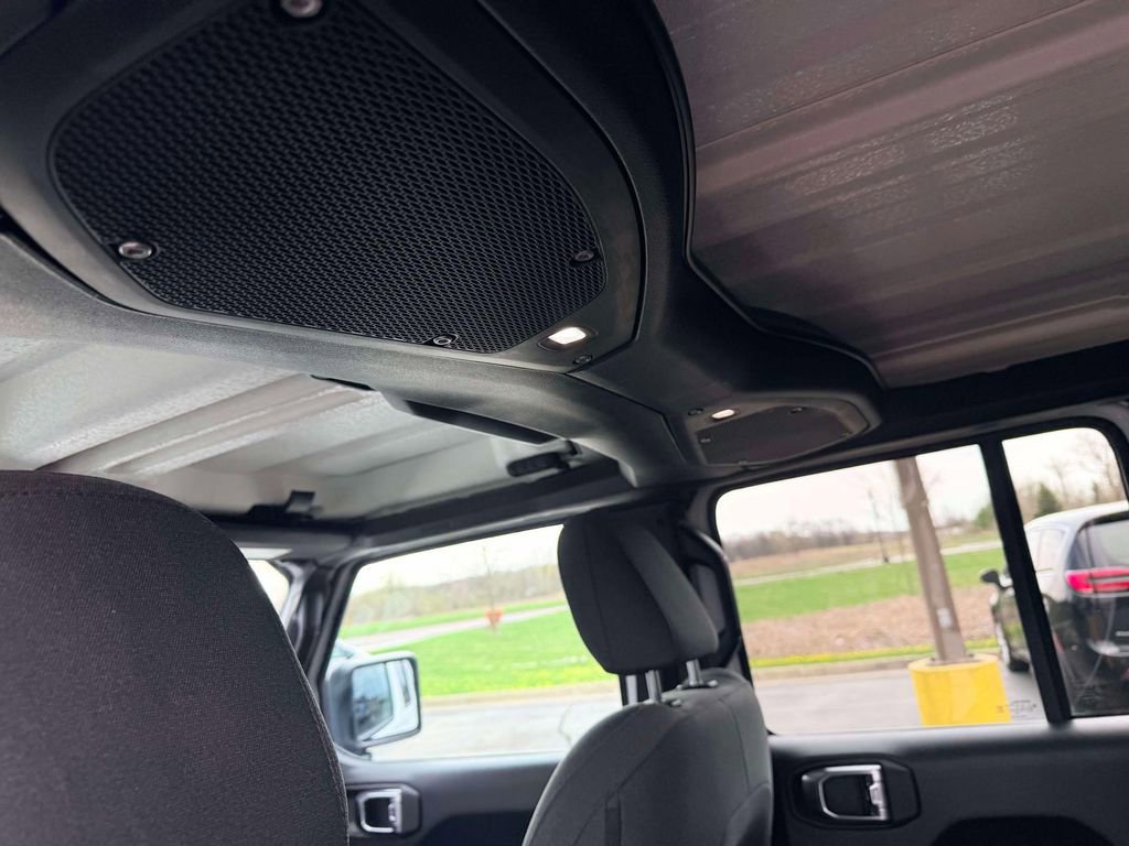 Used 2025 Jeep Wrangler Willys AWD/4WD image 13