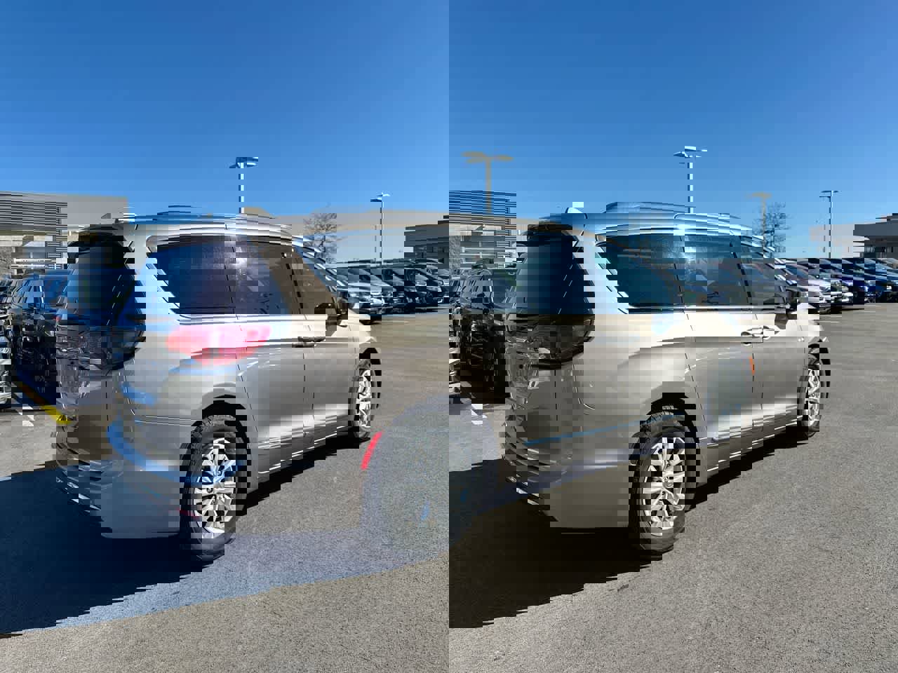 Used 2018 Chrysler Pacifica Touring-L image 13