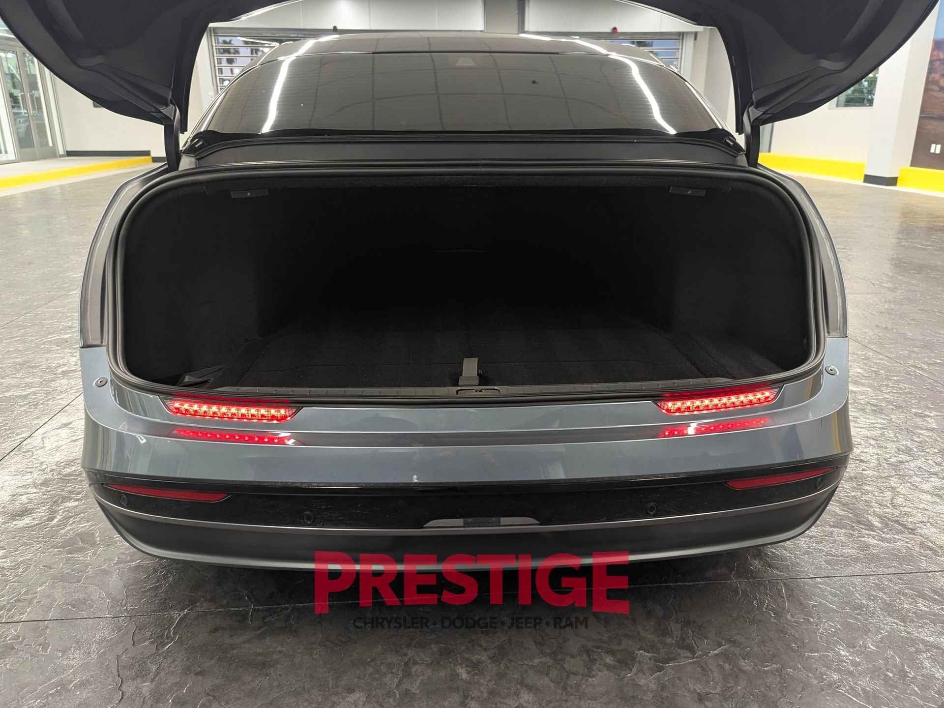 Used 2025 Lucid Air Touring AWD/4WD image 12